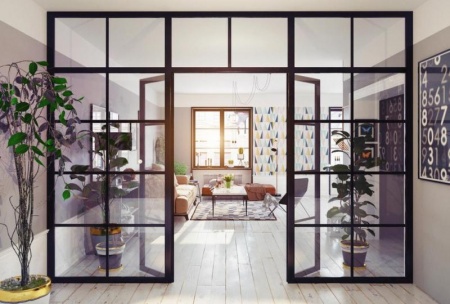 Une verri&egrave;re associant bois et m&eacute;tal structure un int&eacute;rieur sans cloisonner l'espace